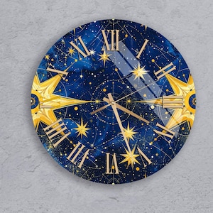 Reloj de pared de cristal templado con diseño celestial de noche estrellada, constelación azul marino, números romanos y mecanismo silencioso, decoración única para el hogar con temática astrológica.