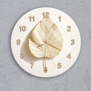 Väggklocka i härdat glas med bladdesign, modern minimalistisk botanisk heminredning, stor beige rund klocka för kök eller kontor