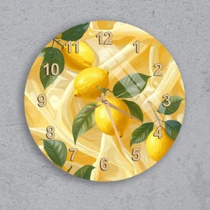 Può includere: Un orologio da parete rotondo con sfondo giallo e un design a limoni e foglie. Il quadrante dell'orologio ha numeri neri. I limoni e le foglie sono resi in modo realistico.