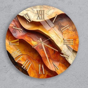 Op de afbeelding: Ronde wandklok met een abstract gelaagd ontwerp in tinten oranje, bruin en beige. De klok heeft gouden Romeinse cijfers en wijzers. Een decoratief item voor in huis.