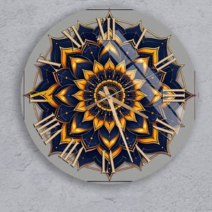 Op de afbeelding: Een ronde wandklok met een bloemenontwerp. De wijzerplaat heeft een marineblauw en goud bloemmotief met Romeinse cijfers. De wijzers van de klok zijn goudkleurig en de achtergrond is grijs.