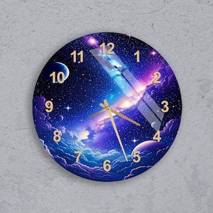 Puede incluir: Un reloj de vidrio redondo con un diseño de temática galáctica. La esfera del reloj presenta una galaxia azul y morada con estrellas, planetas y nubes. Los números del 1 al 12 están impresos en dorado alrededor del borde de la esfera del reloj.