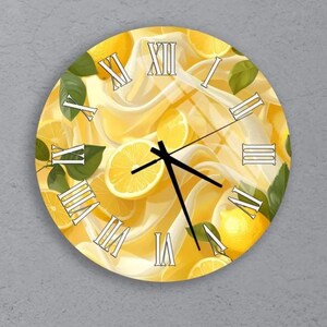 Può includere: Orologio da parete rotondo con design a limone. Il quadrante presenta limoni a fette, limoni interi e foglie verdi su uno sfondo giallo e bianco. Lancette nere e numeri romani completano il design.