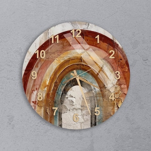 Puede incluir: Reloj de pared redondo con diseño de arcoíris. La esfera del reloj presenta un arcoíris pintado en tonos marrón, naranja, amarillo y azul. Los números dorados marcan las horas. Las manecillas del reloj también son doradas.