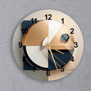 Puede incluir: Un reloj de pared moderno con un diseño geométrico con detalles en negro, blanco y dorado. La esfera del reloj está dividida en cuatro secciones, cada una con un color y un patrón diferente. Los números del 1 al 12 se muestran alrededor de la esfera del reloj.