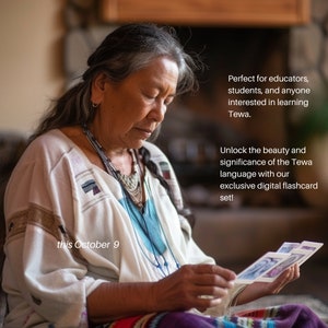 K&ouml;nnte beinhalten: Eine Frau in einem wei&szlig;en Oberteil mit einem bunten Muster h&auml;lt ein Kartenset. Der Text auf den Karten ist verschwommen. Der Text auf dem Bild lautet "this October 9" und "Unlock the beauty and significance of the Tewa language with our exclusive digital flashcard set!"