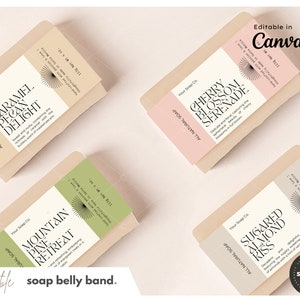Puede incluir: Cuatro barras de jabón con etiquetas. Las etiquetas dicen "Caramel Pecan Delight", "Cherry Blossom Serenade", "Mountain Pine Retreat" y "Sugared Almond Kiss". Cada barra de jabón pesa 113g.