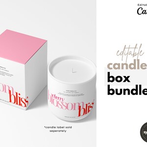 Pu&ograve; includere: Modello di mockup di scatola di candela modificabile in Canva. La scatola &egrave; bianca con un coperchio rosa e presenta il testo "cherry blossom bliss" in rosso e bianco. La candela &egrave; bianca con un'etichetta rossa e bianca che dice "cherry blossom bliss".