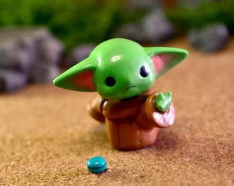 Handmade Magnetic Force Green Alien Figurine Chibi  Art Toy
