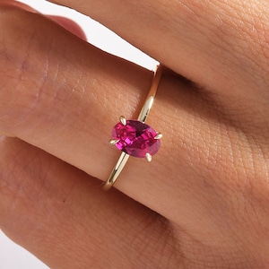 Oval Ruby Ring – 14K Solid Gold ❤️✨
This elegant oval ruby birthstone ring is crafted in solid gold and designed with a timeless solitaire setting. The rich red gemstone brings warmth, passion, and meaning to any look. Its slim, stackable band makes it perfect for daily wear—either on its own or paired with your favorite rings. A delicate and feminine piece for women who love classic ruby jewelry.