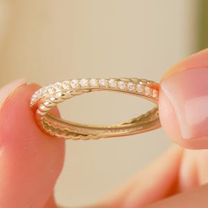 ✨ Criss Cross Diamond Ring | 14K Solid Gold Twisted Rope Band

Modern elegance meets timeless craftsmanship in this stunning Criss Cross Diamond Ring. Designed with a graceful X-shaped (criss-cross) silhouette and a textured twisted rope band, this ring blends minimalism with brilliance—perfect for everyday luxury and meaningful moments.