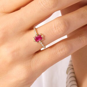 Bague en or massif 14 carats avec rubis taille émeraude et accents de moissanite rectangulaire, pierre de naissance.