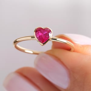 Bague rubis coeur avec lunette or massif 14 carats, pierre de naissance délicate Bague avec pierres précieuses rouges taille coeur