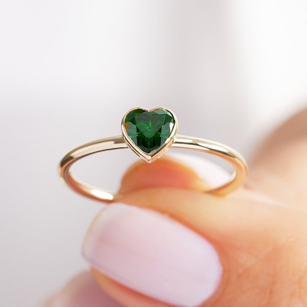 Heart Shaped Emerald Birthstone Ring, 10K 14K 18K Gold Dainty Birth Month Stone Ring Her, Personalized Gemstone Ring Mothers Day Gifted Mom