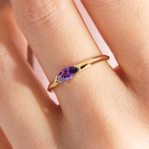 Peut inclure: Une délicate bague en or avec une seule pierre précieuse en améthyste de forme marquise.