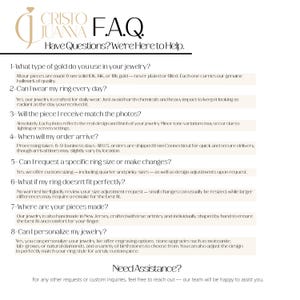 以下が含まれることがあります： Cristo Juanaのクリーム色のFAQシート。金の種類、指輪の着用、注文の到着、パーソナライズオプションなど、ジュエリーに関する質問が記載されています。テキストは読みやすいフォントで、ブランドのロゴが上部にあります。