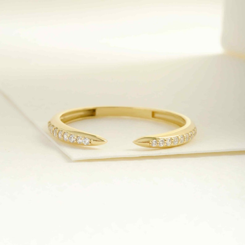 14K Gold Small Diamond Spike Stacking Ring 💫✨
Delicate yet edgy, this 14K gold spike ring is the perfect blend of minimalism and sparkle. Designed for stacking or wearing solo, the small diamond ring brings effortless elegance to your everyday look. Its adjustable open cuff band makes it perfect as a dainty knuckle ring, index finger ring, or matching band for women.