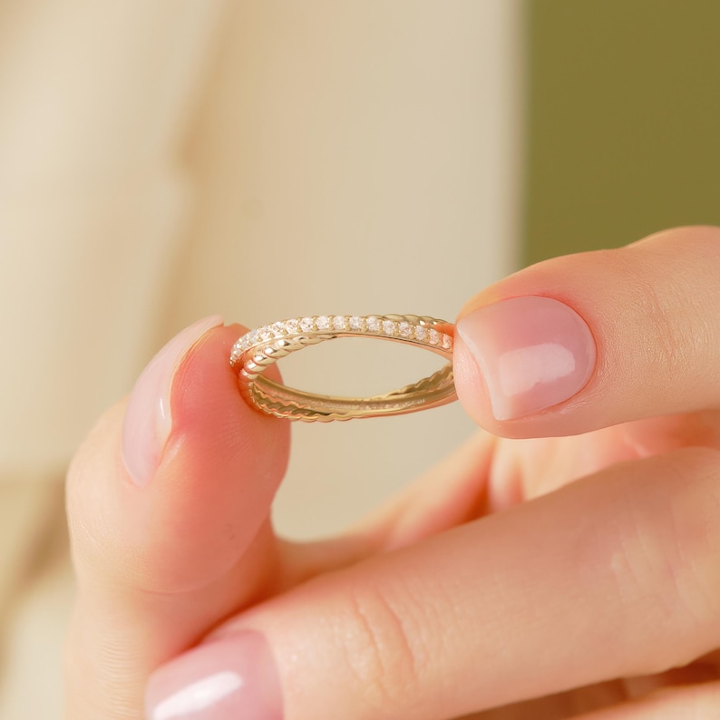 ✨ Criss Cross Diamond Ring | 14K Solid Gold Twisted Rope Band

Modern elegance meets timeless craftsmanship in this stunning Criss Cross Diamond Ring. Designed with a graceful X-shaped (criss-cross) silhouette and a textured twisted rope band, this ring blends minimalism with brilliance—perfect for everyday luxury and meaningful moments.