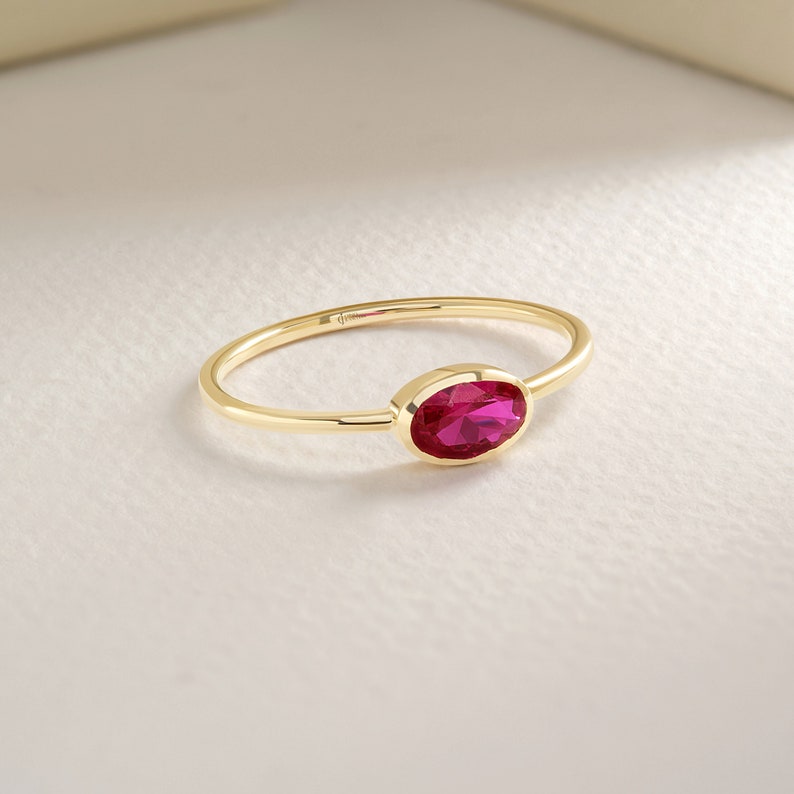 Oval Ruby Stacking Ring – 10K / 14K / 18K Solid Gold ❤️✨
A vibrant oval-cut ruby set on a slim gold band, perfect for stacking or wearing alone. This customizable birthstone ring is ideal for personalized gifts, bridesmaids, or celebrating special moments with a touch of elegance.