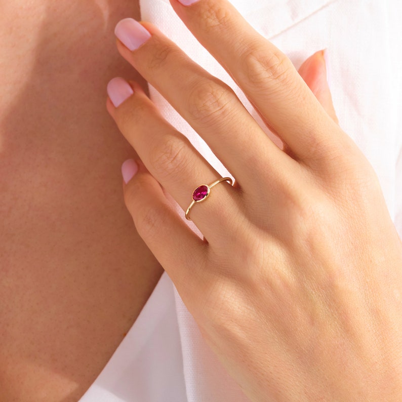 Oval Ruby Stacking Ring – 10K / 14K / 18K Solid Gold ❤️✨
A vibrant oval-cut ruby set on a slim gold band, perfect for stacking or wearing alone. This customizable birthstone ring is ideal for personalized gifts, bridesmaids, or celebrating special moments with a touch of elegance.