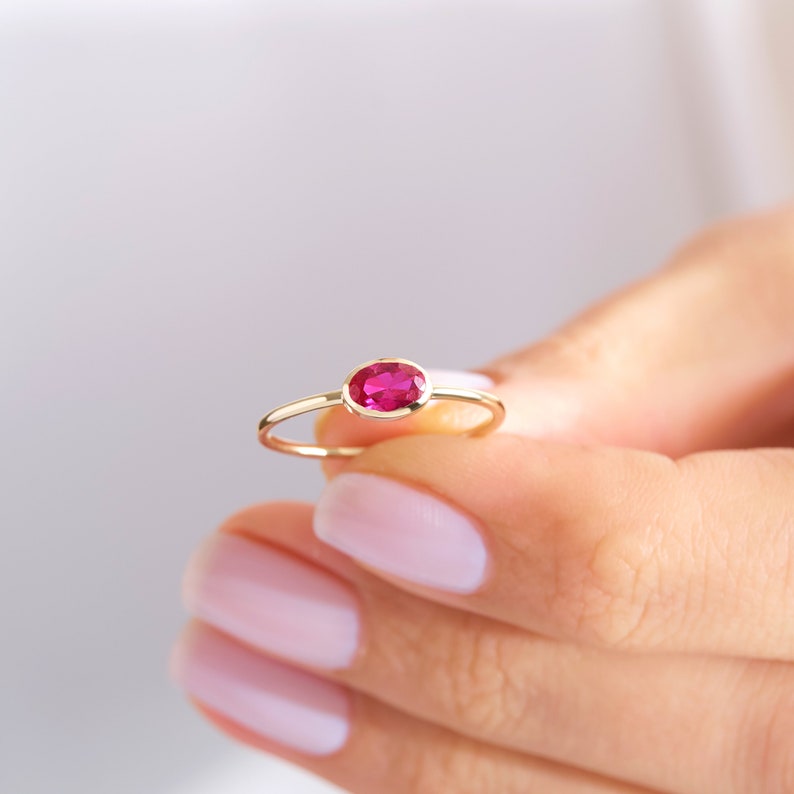Oval Ruby Stacking Ring – 10K / 14K / 18K Solid Gold ❤️✨
A vibrant oval-cut ruby set on a slim gold band, perfect for stacking or wearing alone. This customizable birthstone ring is ideal for personalized gifts, bridesmaids, or celebrating special moments with a touch of elegance.