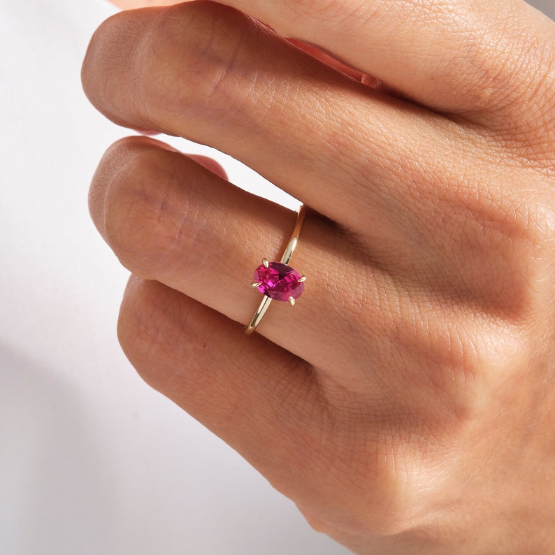 Oval Ruby Ring – 14K Solid Gold ❤️✨
This elegant oval ruby birthstone ring is crafted in solid gold and designed with a timeless solitaire setting. The rich red gemstone brings warmth, passion, and meaning to any look. Its slim, stackable band makes it perfect for daily wear—either on its own or paired with your favorite rings. A delicate and feminine piece for women who love classic ruby jewelry.