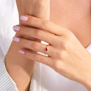 Oval Ruby Stacking Ring – 10K / 14K / 18K Solid Gold ❤️✨
A vibrant oval-cut ruby set on a slim gold band, perfect for stacking or wearing alone. This customizable birthstone ring is ideal for personalized gifts, bridesmaids, or celebrating special moments with a touch of elegance.