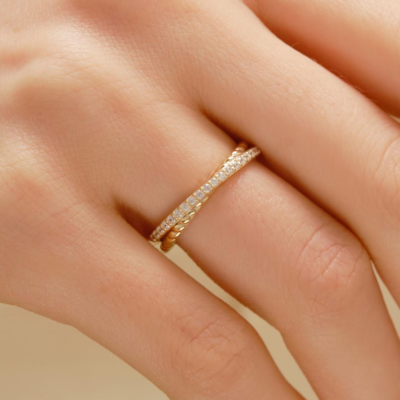 ✨ Criss Cross Diamond Ring | 14K Solid Gold Twisted Rope Band

Modern elegance meets timeless craftsmanship in this stunning Criss Cross Diamond Ring. Designed with a graceful X-shaped (criss-cross) silhouette and a textured twisted rope band, this ring blends minimalism with brilliance—perfect for everyday luxury and meaningful moments.