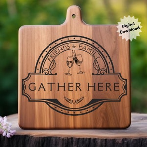 Familia y amigos se reúnen aquí svg, Tabla de quesos svg, Tablero de exhibición, Archivos de corte láser, Charcutería svg, Tabla de cortar, Forja luminosa, Reunir svg