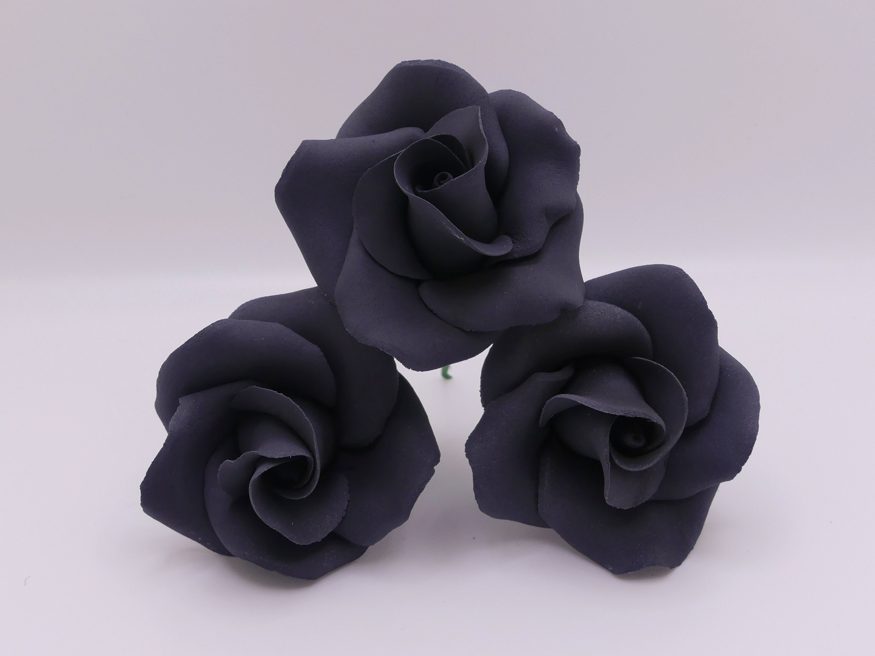 Conjunto de 3 rosas fondant negras, conjunto de 3 rosas pequeñas, flores  negras para pastel, topper de pastel de rosa de pasta de goma, flores de  azúcar hechas a mano, pastel de, image size:3000x2250