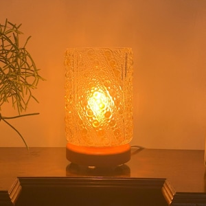 Umgebaute Mid-Century MCM Klarglas Amber Bubbles Tischlampe mit orangefarbenem Sockel