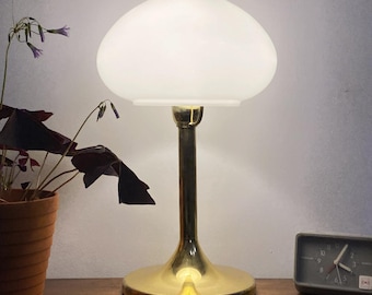 Lámpara de hongo vintage de latón y cristal opalino de los años 80