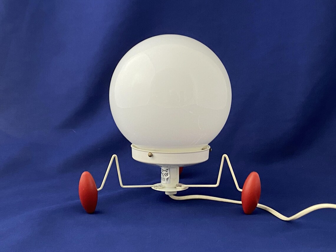 Converted Vintage Globe Glass Shade Tripod Table Lamp, foto 3 de 5
