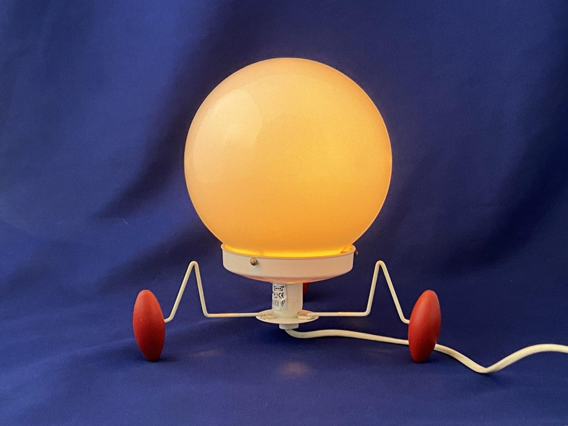 Converted Vintage Globe Glass Shade Tripod Table Lamp, foto 2 de 5
