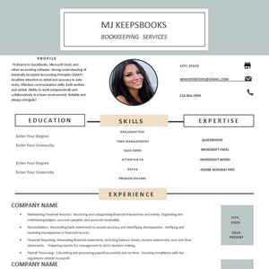 Może przedstawiać: Szablon CV w jasnoniebieskim i beżowym schemacie kolorów. CV jest dla specjalisty ds. księgowości. CV zawiera sekcje dotyczące profilu, wykształcenia, umiejętności, doświadczenia i doświadczenia zawodowego. CV zawiera również dane kontaktowe do specjalisty.