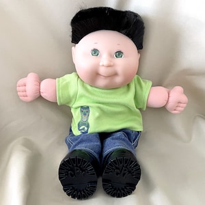 1999 Mattel Cabbage Patch Kids “Little Boys” Series Dinosaur Boy, Green Eyes, Black Crew Cut Flattop, 12” Tall #23079