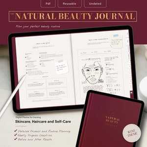 以下が含まれることがあります： 「The Natural Beauty Journal」と金色の文字で書かれた、ワインレッドの表紙のデジタルプランナー。プランナーは、スキンケア評価チャートとスキンケアルーチンを追跡するためのセクションのあるページを開いています。プランナーは、白い容器と白いタオルのある白い表面の上に置かれています。