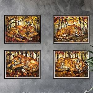 Puede incluir: Cuatro impresiones de arte de vidrio coloreado enmarcadas que representan a un puma acostado en un entorno de bosque. El puma es de color marrón rojizo y el bosque es una mezcla de verde, amarillo y marrón.