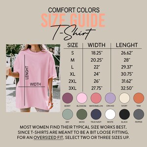 以下が含まれることがあります： ピンク色のComfort Colors Tシャツとサイズガイド。ガイドにはSから3XLまでのサイズが記載されており、幅と長さの測定値はインチです。カラーオプションには、ベリー、ブロッサム、スイカ、オーキッド、アイボリー、ヤム、ベイ、モス、トゥルーネイビー、ホワイト、ブラック、ペッパーがあります。