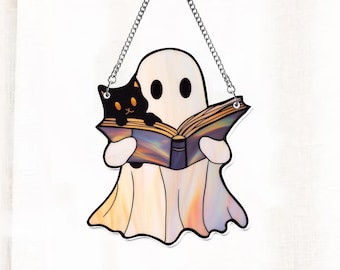 Könnte beinhalten: Ein Buntglasgeist, der ein Buch hält, mit einer schwarzen Katze, die hinter dem Buch hervorlugt. Der Geist ist weiß mit schillernden Details und das Buch ist offen mit bunten Seiten.