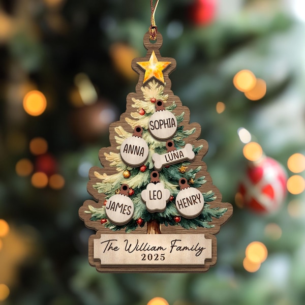 Puede incluir: Adorno de árbol de Navidad de madera con una estrella en la parte superior y nombres de familia: Sophia, Anna, Luna, James, Leo y Henry. El adorno dice "The William Family 2025". El árbol está decorado con adornos rojos y follaje verde.