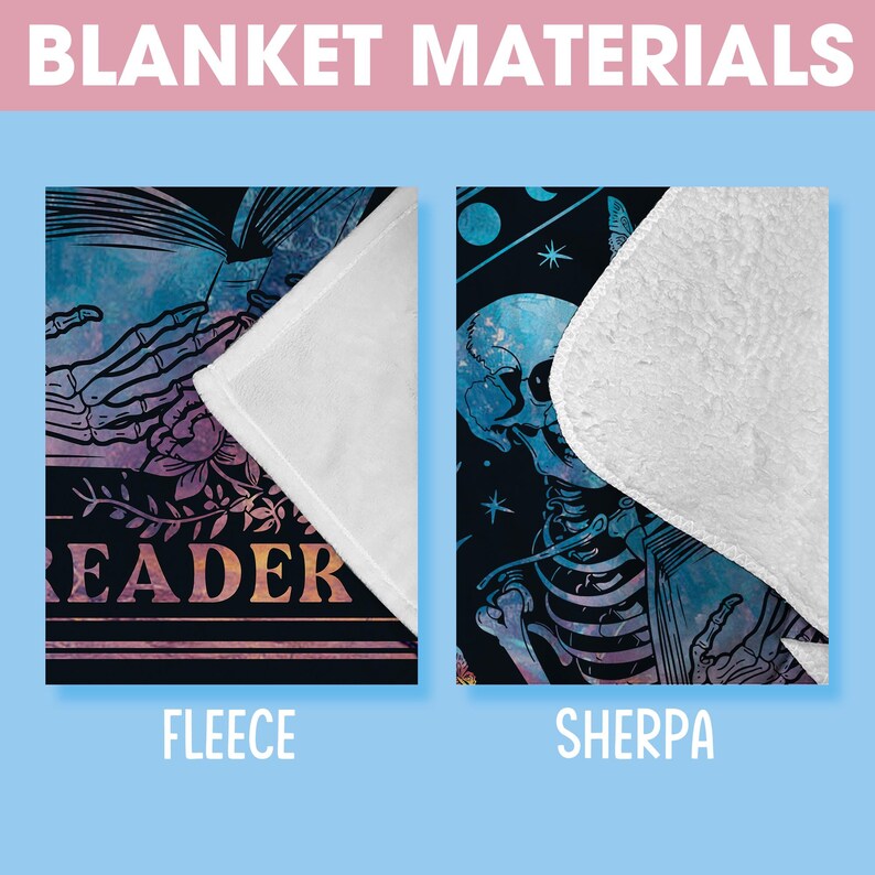 Puede incluir: Una manta negra y azul con un esqueleto sosteniendo un libro y el texto "Reader" impreso en ella. La manta est&aacute; disponible en dos materiales: polar y sherpa.