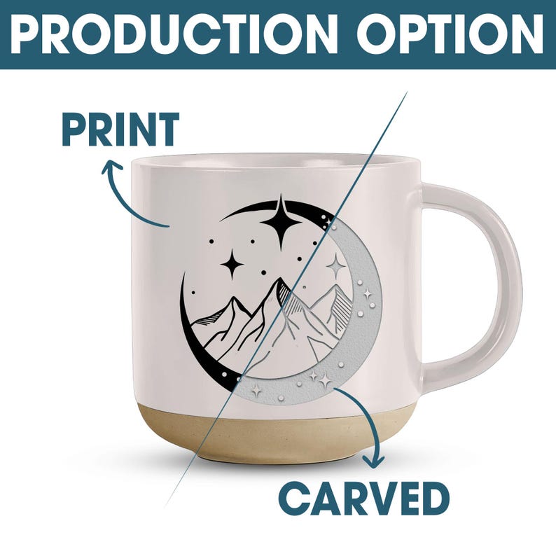 K&ouml;nnte beinhalten: Eine wei&szlig;e Keramiktasse mit einem schwarz-wei&szlig;en Design aus Bergen, einer Mondsichel und Sternen. Die Tasse wird mit zwei Produktionsoptionen gezeigt: Druck und Gravur.
