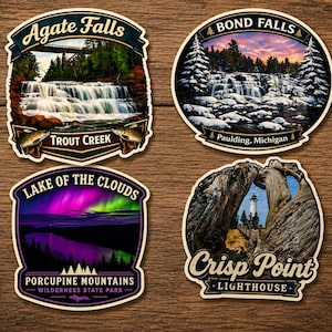Könnte beinhalten: Vier dekorative Aufkleber mit Wahrzeichen aus Michigan: Agate Falls in Trout Creek, Bond Falls in Paulding, Lake of the Clouds im Porcupine Mountains Wilderness State Park mit Nordlichtern und der Crisp Point Leuchtturm, eingerahmt von Baumstämmen.