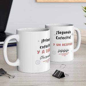 Puede incluir: Dos tazas de cerámica blanca con texto negro y detalles en rosa. La taza de la izquierda dice "¡Primer Cafecito! Y A DAR" y la taza de la derecha dice "¡Segundo Cafecito! Y UN RESPIRO jejejeje".