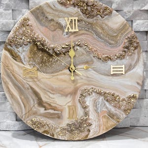 Può includere: Un set di tre tazze in ceramica con finitura opaca e macchiettata. Ogni tazza presenta un colore diverso: azzurro, crema e grigio. Le tazze hanno un design semplice e moderno con una forma arrotondata e un manico confortevole.