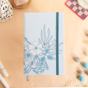 Blue Bouquet B6 Hardcover-Notizbuch - Mit Initialen personalisieren!