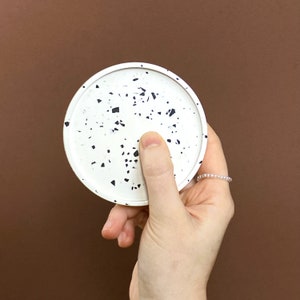 Witte terrazzo-onderzetter: handgemaakte boho-onderzetter met kurken basis
