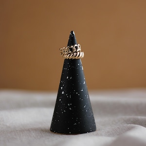 Schwarzer Terrazzo Ringhalter - Moderner kegelförmiger Schmuckhalter - Handgemachter minimalistischer Ringständer - Schwarzer Ringhalter für Schmuck