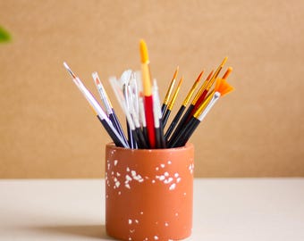 Handgemaakte terrazzo terracotta pot: pennen- en penseelhouder